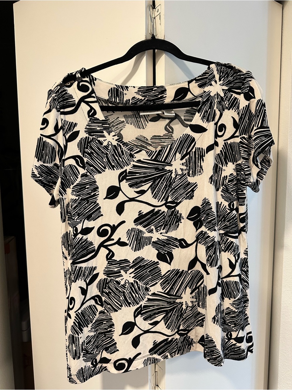Chicos Black & Creamy White Floral Scoop Neck Women's Top